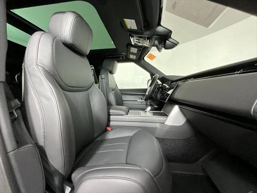2025 Land Rover Range Rover P550e SE