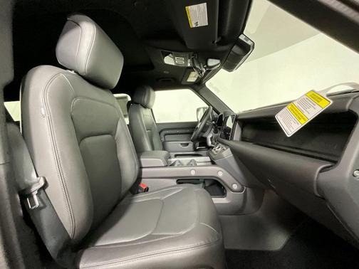 2025 Land Rover Defender 130 P400 X-Dynamic SE