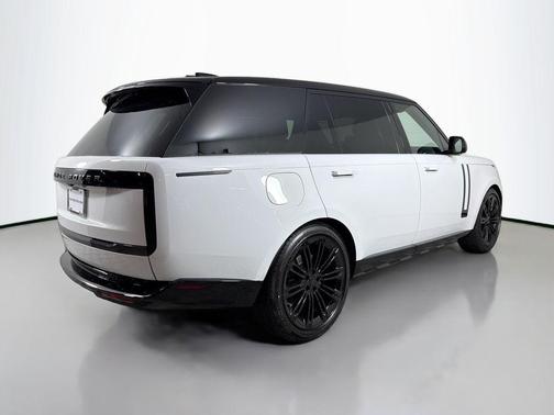 Fuji White 2026 Land Rover Range Rover P400 SE 7 Seat