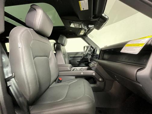 2025 Land Rover Defender 110 P400 X-Dynamic SE
