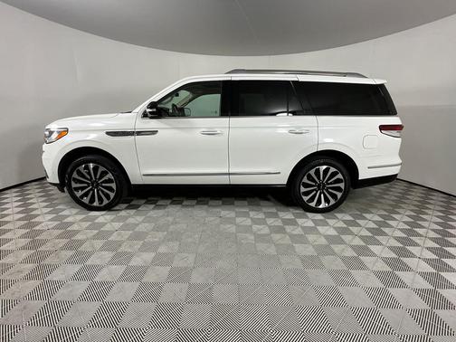 White Metallic 2022 Lincoln Navigator Reserve