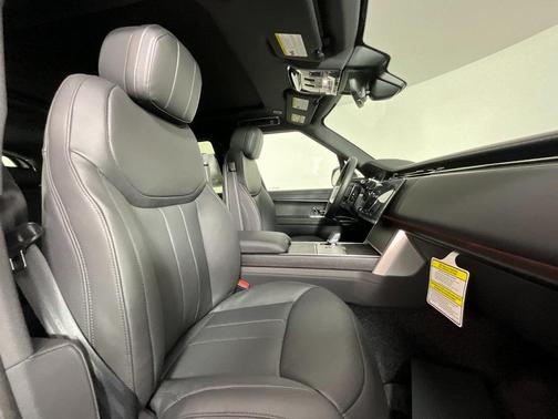 2025 Land Rover Range Rover P530 SE