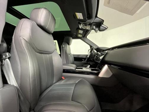 2025 Land Rover Range Rover P400 SE 7 Seat