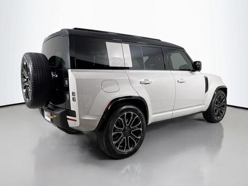 Borasco Grey Metallic 2026 Land Rover Defender P635 OCTA