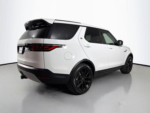 Fuji White 2026 Land Rover Discovery S