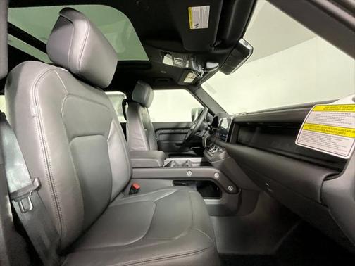 2025 Land Rover Defender 130 P400 X-Dynamic SE