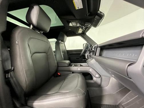 2025 Land Rover Defender 110 P400 X-Dynamic SE