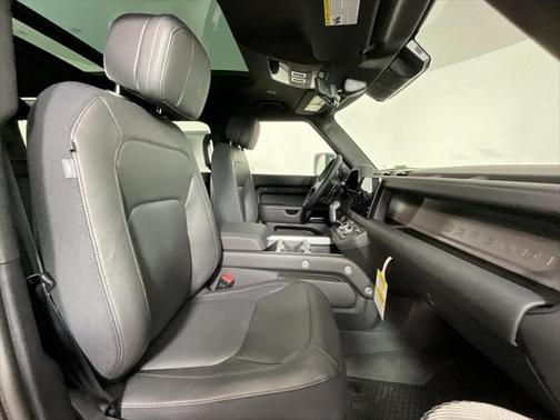 2025 Land Rover Defender 110 V8