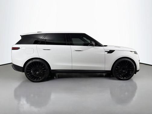 Fuji White 2026 Land Rover Range Rover Sport SE