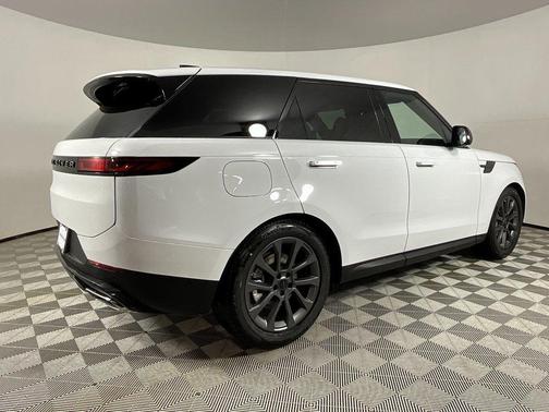 Fuji White 2026 Land Rover Range Rover Sport SE