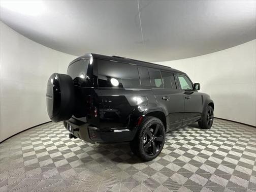 2025 Land Rover Defender 130 P400 X-Dynamic SE