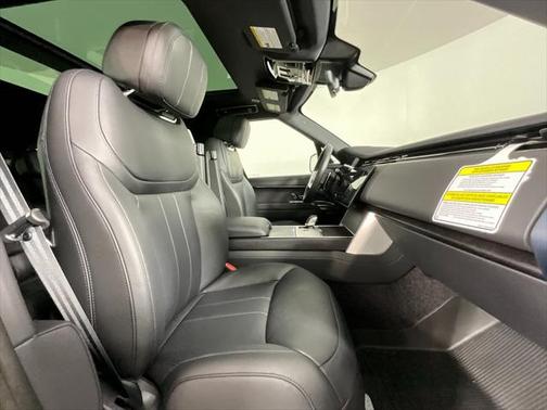 2025 Land Rover Range Rover P530 SE 7 Seat