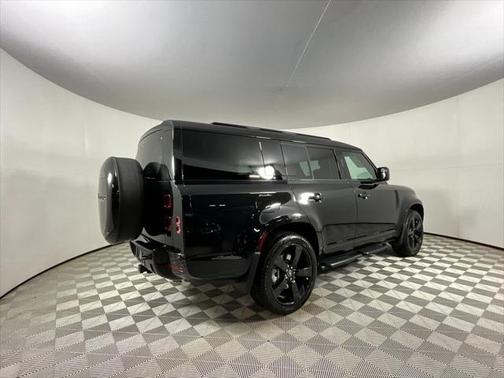 2025 Land Rover Defender 130 P400 X-Dynamic SE