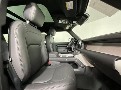 2025 Land Rover Defender 130 P400 X-Dynamic SE