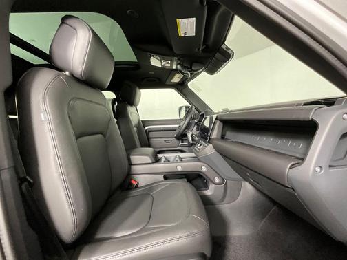 Fuji White 2026 Land Rover Defender X-Dynamic SE