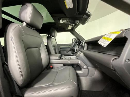 2025 Land Rover Defender 130 P400 X-Dynamic SE