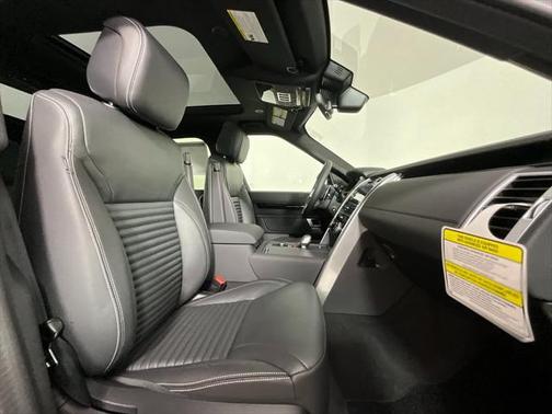 2025 Land Rover Discovery P300 S