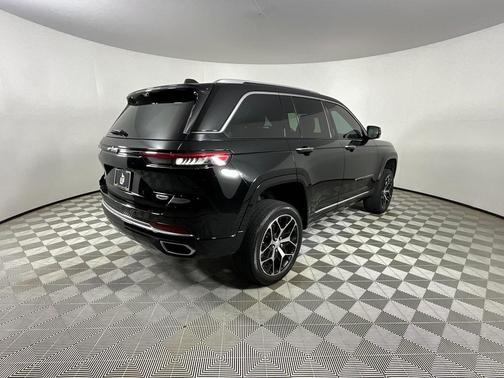 2022 Jeep Grand Cherokee Summit