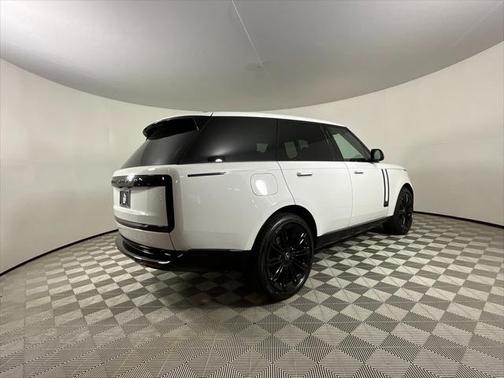 2025 Land Rover Range Rover P530 SE