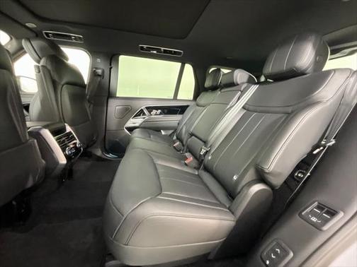 2025 Land Rover Range Rover P400 SE 7 Seat