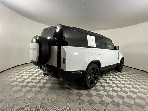 2025 Land Rover Defender 130 P400 X-Dynamic SE