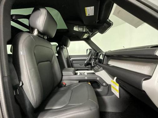 2025 Land Rover Defender 130 P400 X-Dynamic SE