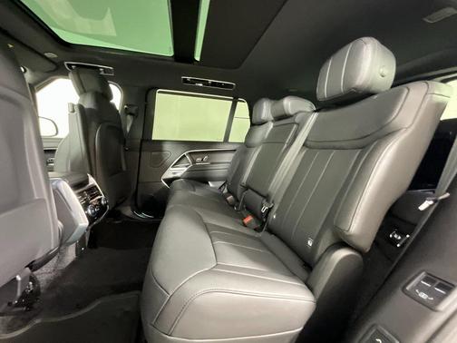 2025 Land Rover Range Rover P530 SE 7 Seat