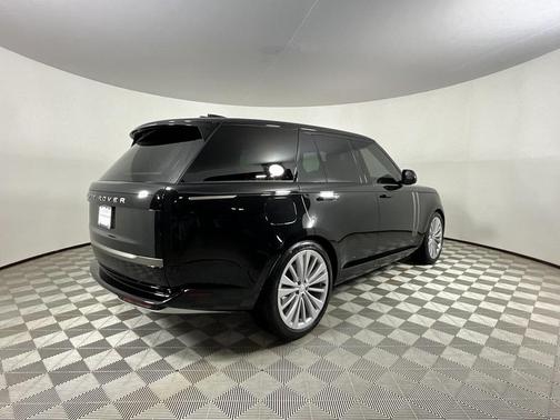 2025 Land Rover Range Rover P530 SE