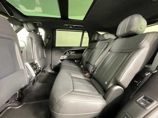 Fuji White 2026 Land Rover Range Rover P400 SE 7 Seat