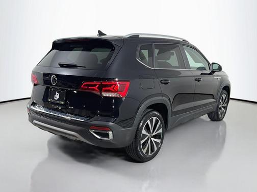 Deep Black Pearl 2022 Volkswagen Taos 1.5T SE