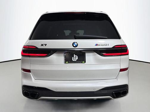 White 2024 BMW X7 M60i