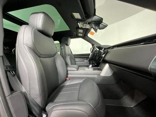 2025 Land Rover Range Rover P550e SE
