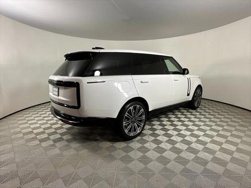 2025 Land Rover Range Rover P530 SE 7 Seat