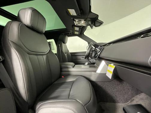 2025 Land Rover Range Rover P530 SE 7 Seat