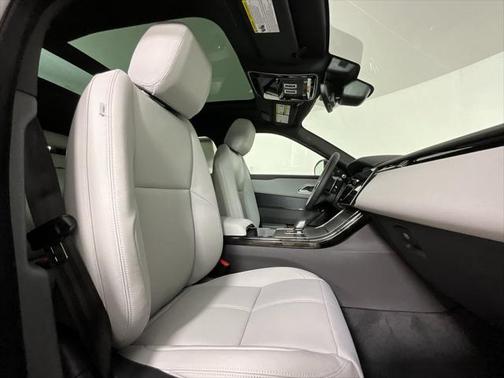 2026 Land Rover Range Rover Velar P250 SE R-Dynamic