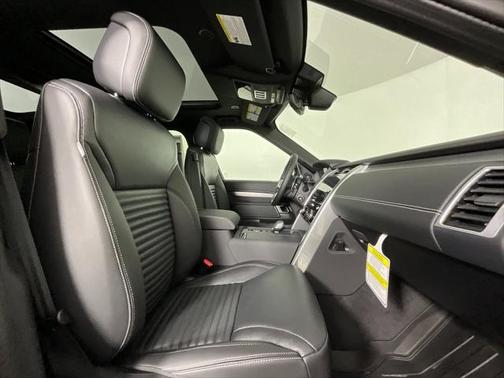 2025 Land Rover Discovery P360 Dynamic SE
