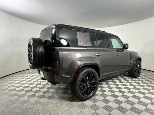 2025 Land Rover Defender 110 V8