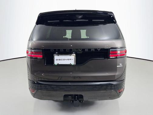 Lantau Bronze Metallic 2024 Land Rover Discovery P360 Dynamic SE