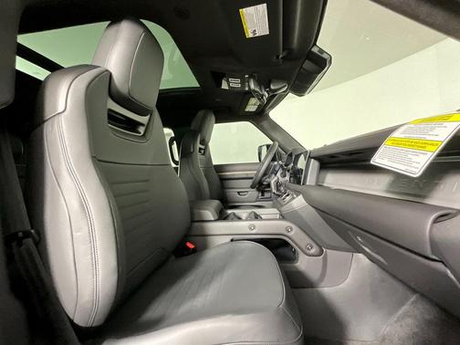 2025 Land Rover Defender 110 V8