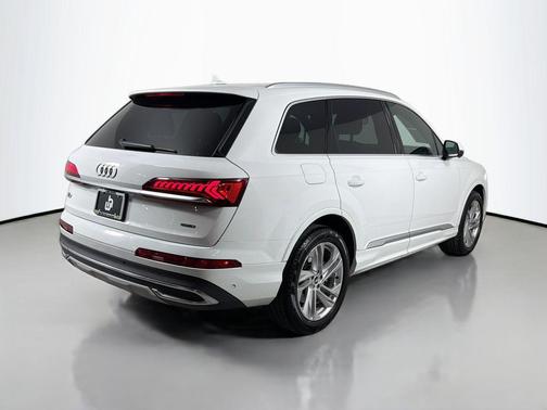 Carrara White 2021 Audi Q7 45 Premium