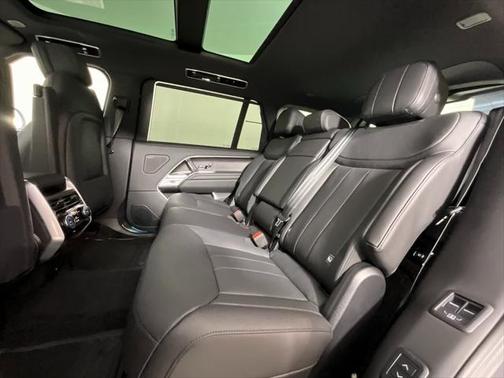 2025 Land Rover Range Rover P530 SE 7 Seat
