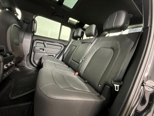 2025 Land Rover Defender 110 V8