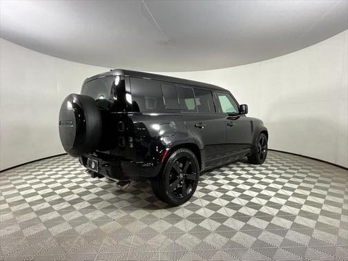 2025 Land Rover Defender 110 V8