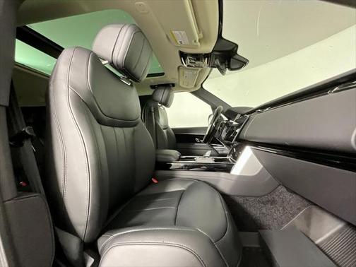 2025 Land Rover Range Rover P530 SE