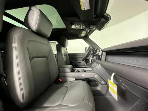 2025 Land Rover Defender 110 P400 X-Dynamic SE