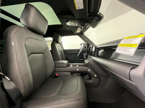 2025 Land Rover Defender 110 P400 X-Dynamic SE