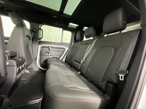 2025 Land Rover Defender 110 P400 S