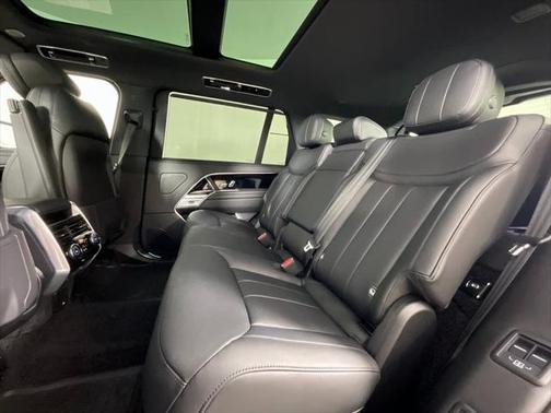 2025 Land Rover Range Rover P400 SE 7 Seat