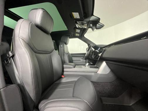 2025 Land Rover Range Rover P530 SE