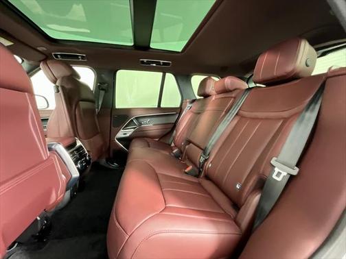 2025 Land Rover Range Rover P550e SE